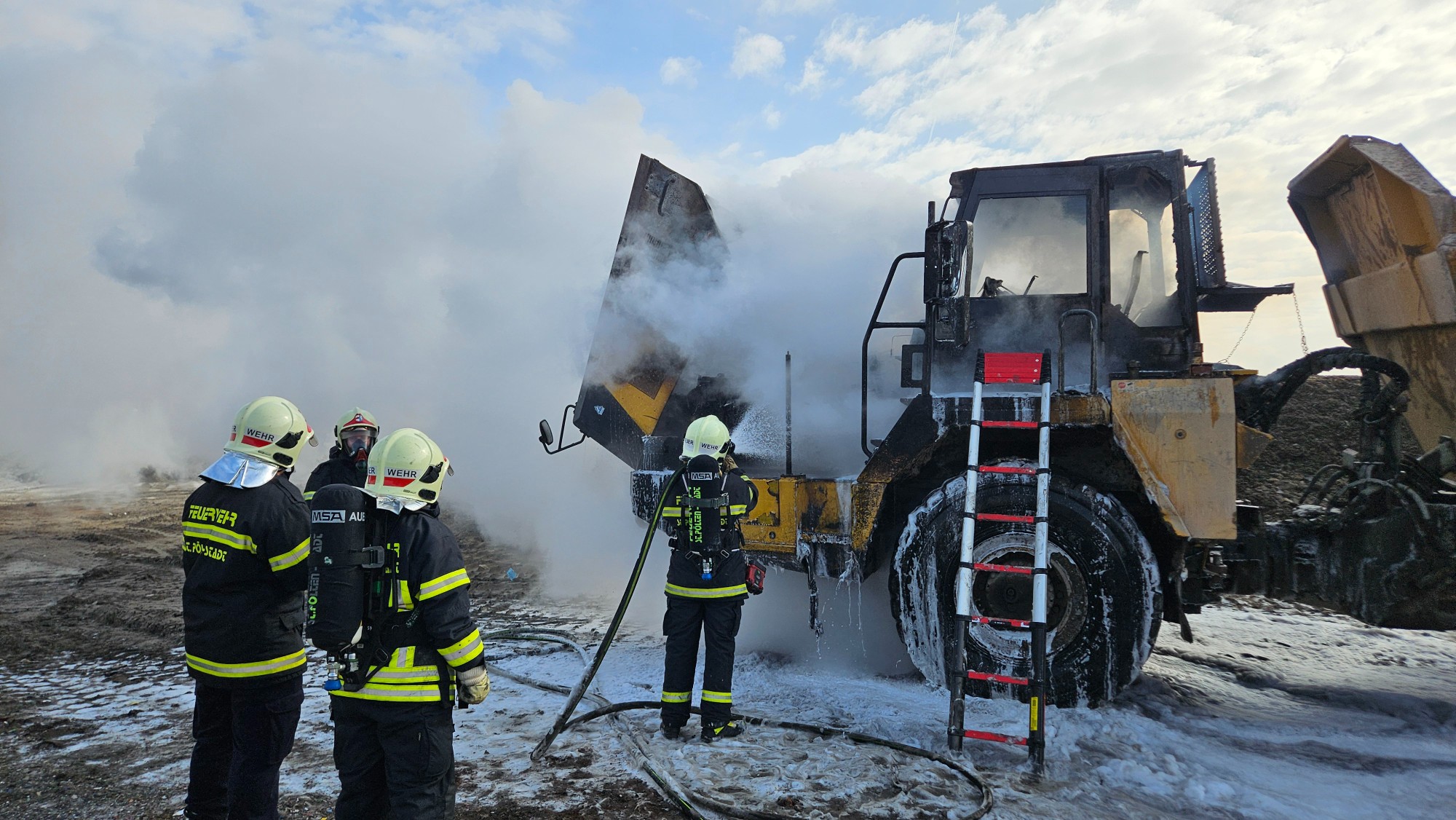 Brand eines Muldenkippers im Gewerbebetrieb