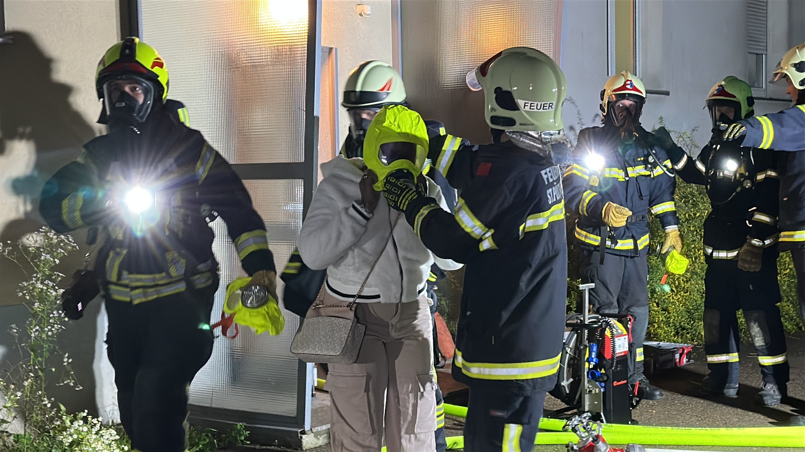 Zimmer in Vollbrand: 25 Personen und 3 Tiere gerettet