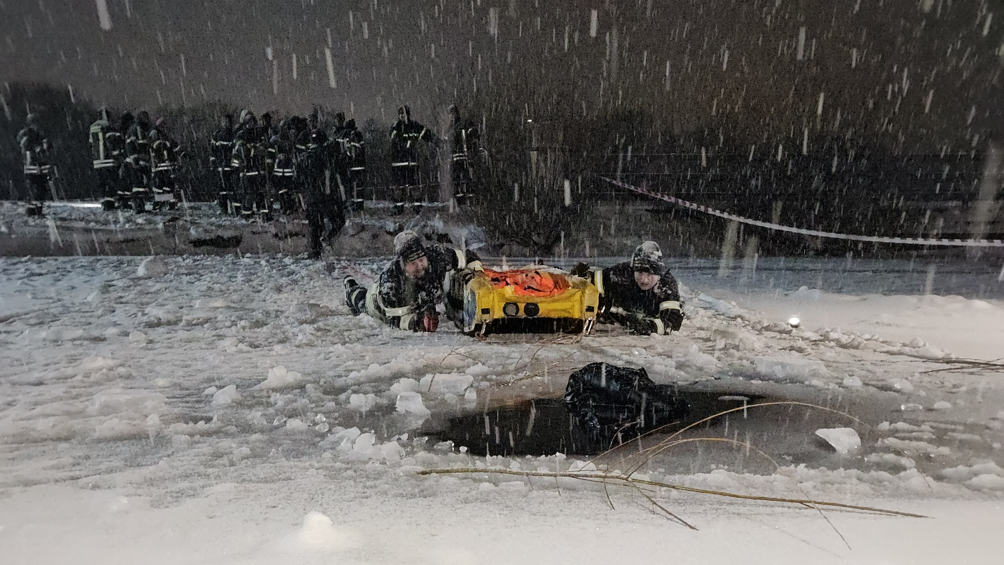 Einbruch ins Eis: FF St. Pölten-Stadt übt praktisch für den Ernstfall