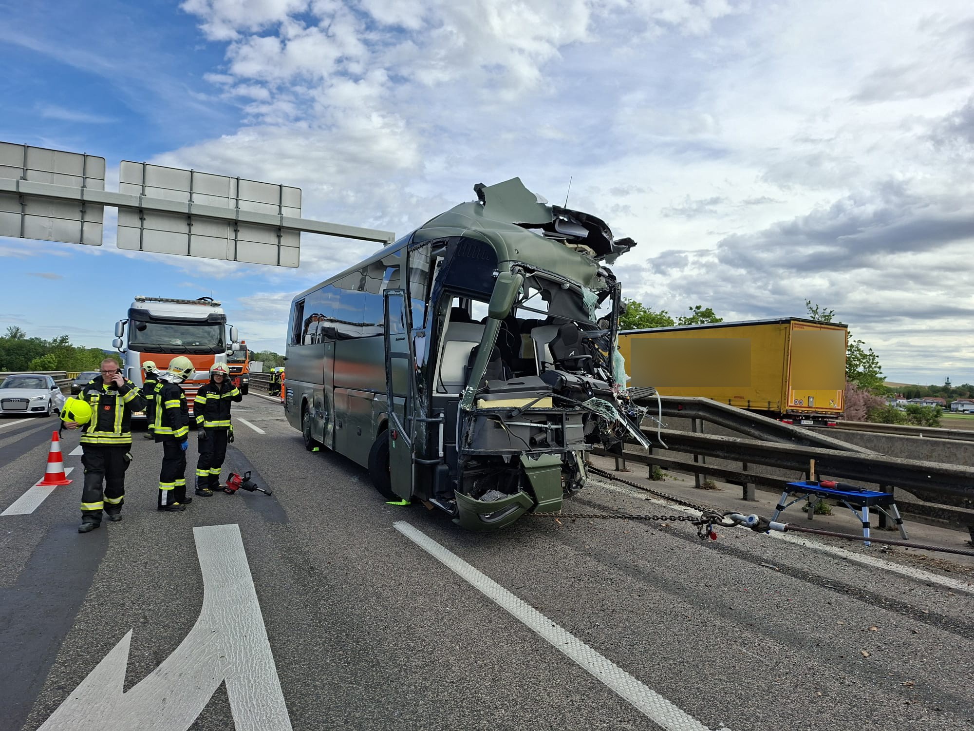 Kraneinsatz nach Sattelschlepper gegen Reisebus